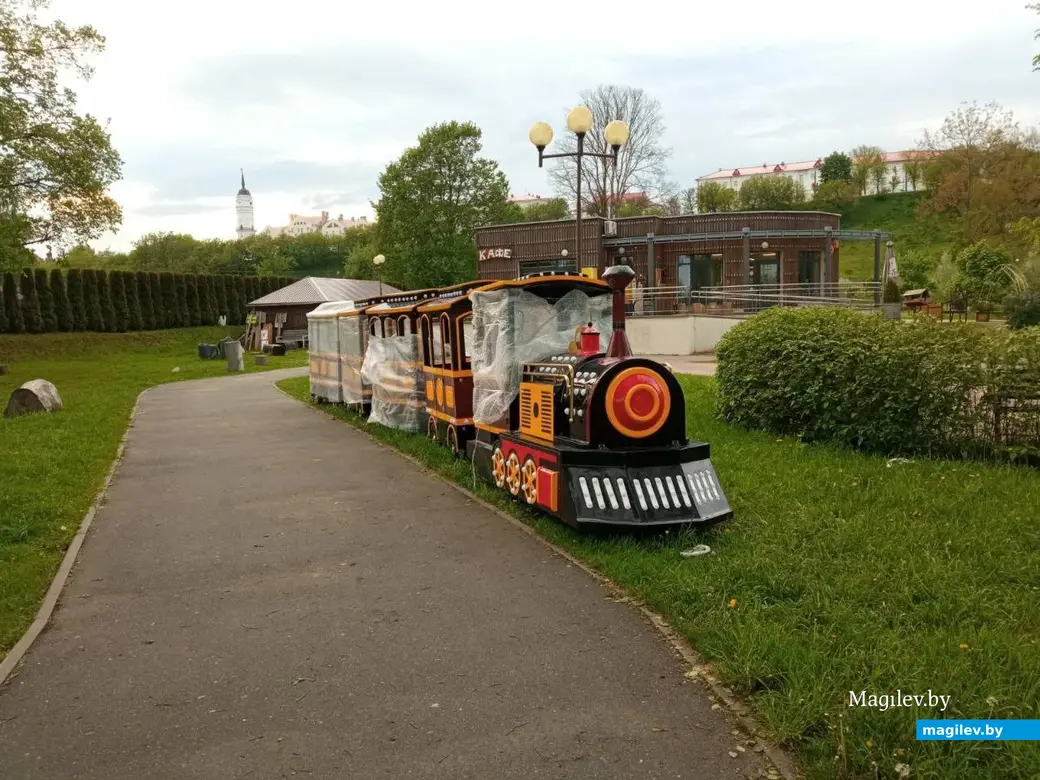 Май 2025 г. Могилев, парк Подниколье. Новый аттракцион - паровозик.