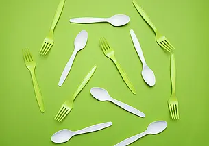 Есть трещины, царапины – в отходы: правила пользования пластиковой посудой