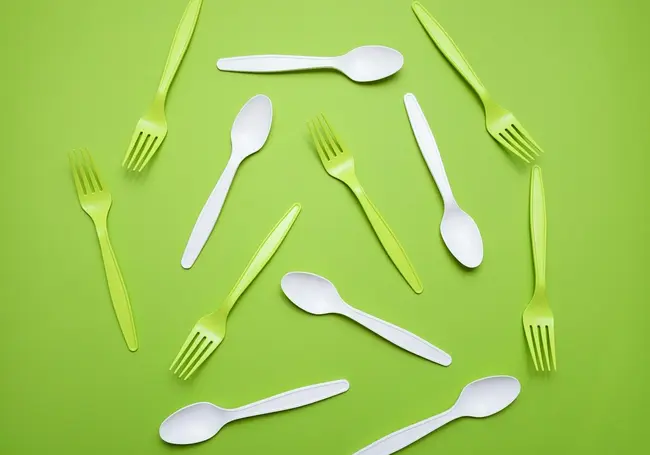 Есть трещины, царапины – в отходы: правила пользования пластиковой посудой