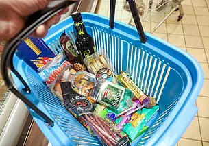 «Санта» раздает более 1000 призов. Как за покупки получить авто, деньги или сертификаты?