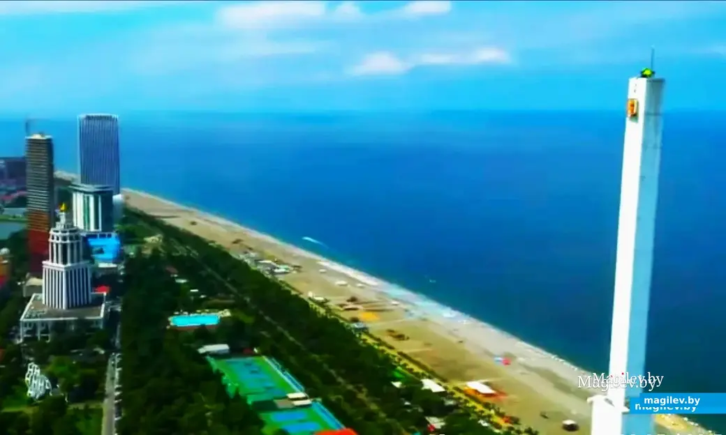 2023 год, Грузия, Батуми. Портрет работы Вадиса Красовского на здании «Батуми Тауэр» (справа).