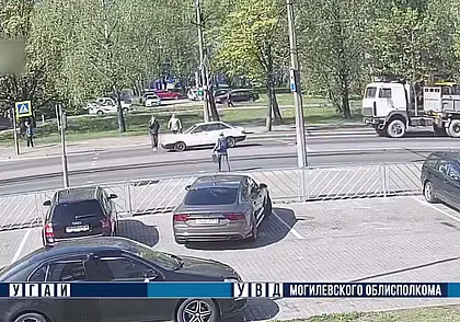 В Могилеве 19-летняя девушка на Audi едва не сбила пешехода