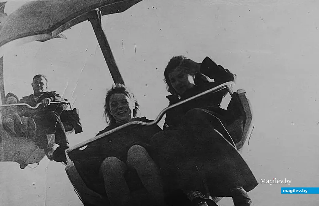 1973 год, Могилев, Мир-1. Таня и Наташа на цепочной карусели.