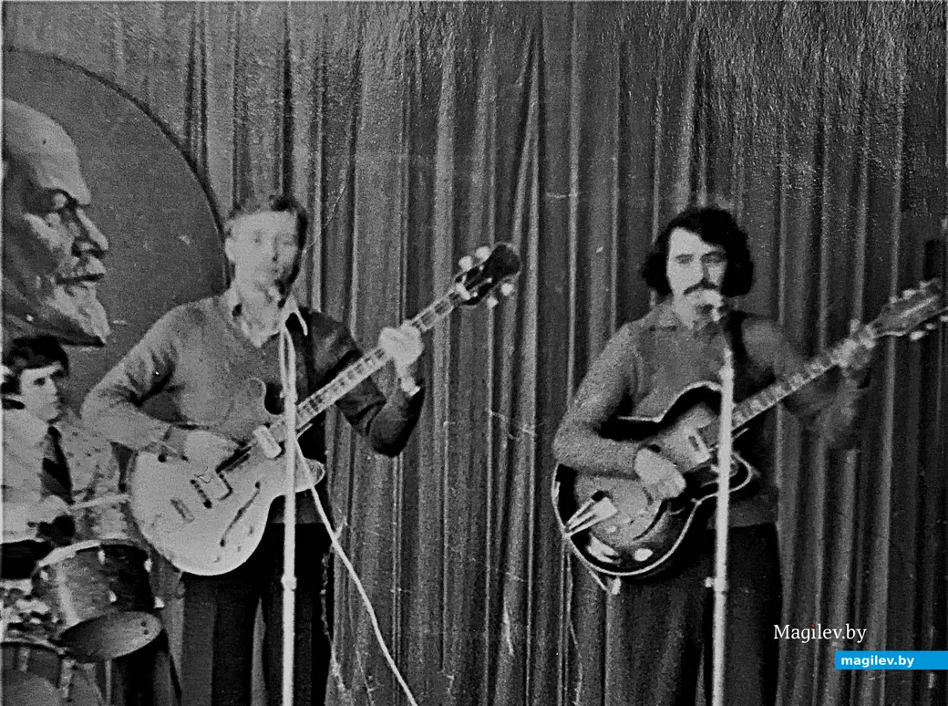 1970-е годы. Филипп (справа) легко менял гитары.