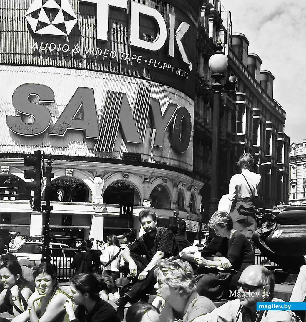 1998-й год, Лондон, «Piccadilly Circus».