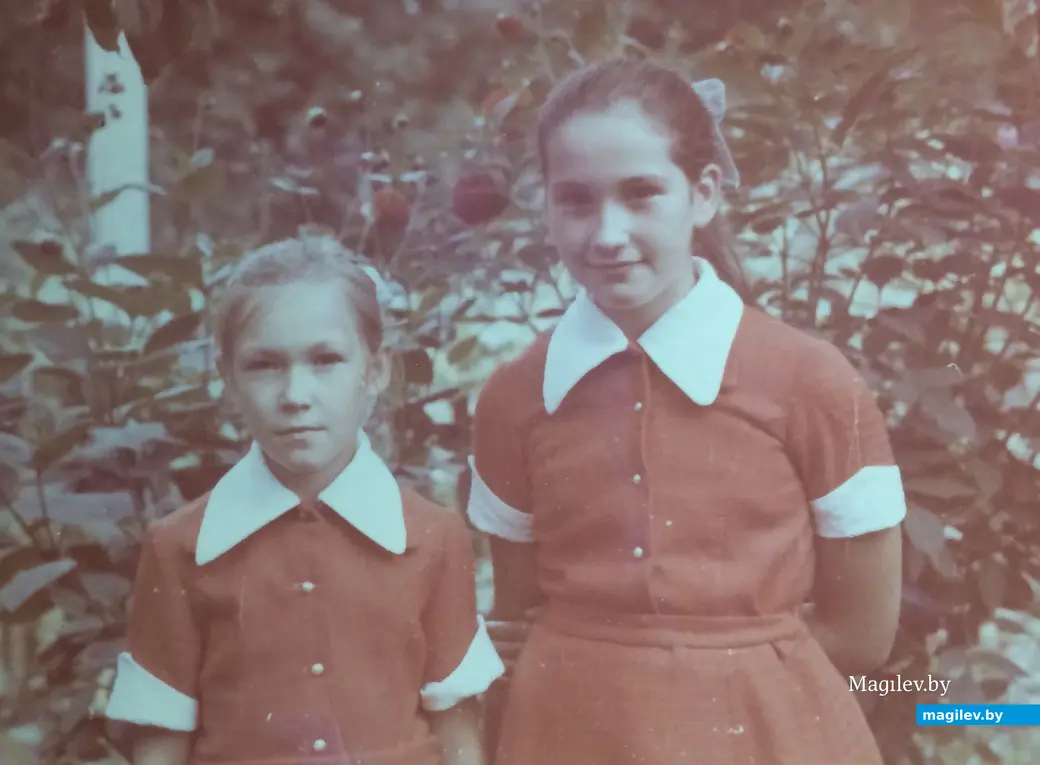 70-е гг. XX в. Гомельская область. Две сестры, старшая Светлана и младшая Лариса, благодаря маме, слыли на всю округу модницами.