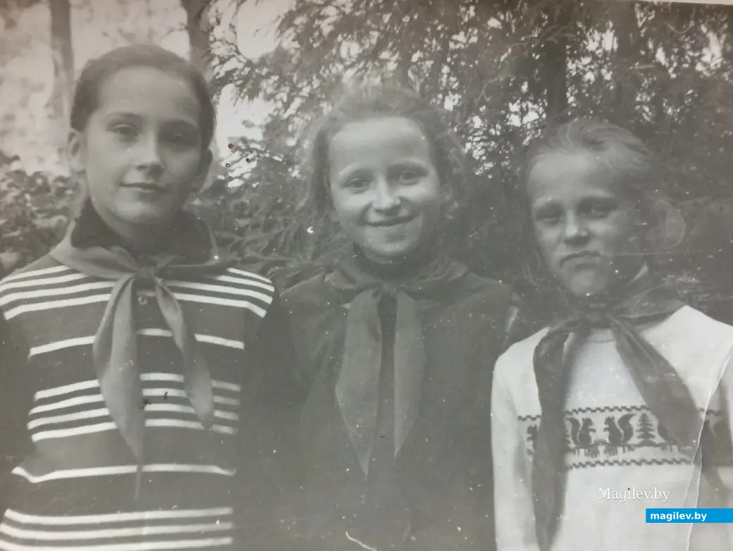 70-е гг. XX в. Гомельская область. Пионерки: наша героиня - слева.