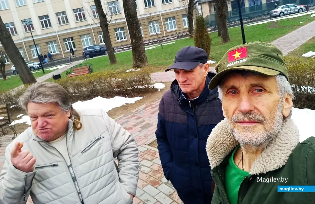 14 апреля 2025 года, Могилев., накануне юбилея соло-гитариста «Deep Purple». Могилевские «звезды» рок-н-ролла Валера Козлов (слева) и Володя Морозов (в центре) имеют
