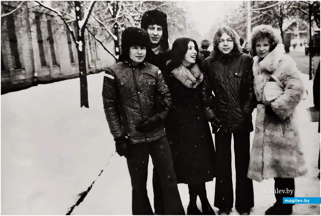 1970-е годы, Могилев, ул. Ленинская. Сергей Корнеев (справа) с друзьями.