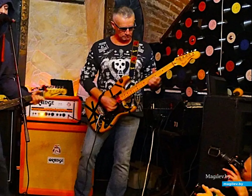 2010-е годы, Могилев. Игорь Беляев и его заветный «Fender Stratocaster» с надписью на «пере».