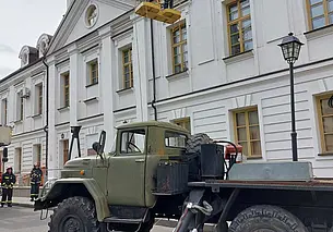 В Могилеве рабочий застрял на высоте 8 метров: пришлось звать на помощь спасателей