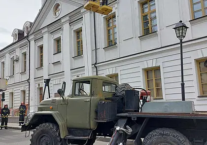 В Могилеве рабочий застрял на высоте 8 метров: пришлось звать на помощь спасателей