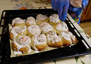 Пасхальные булочки за 20 минут: готовим легко, покупаем выгодно – с «Хит!»