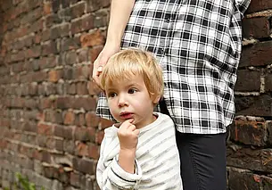 Сыну скоро идти в первый класс. А он не хочет общаться с детьми. Что делать? Отвечает психолог