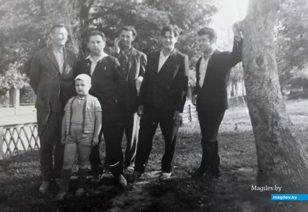 Могилев. Второй справа Владимир Антонович Бондарев, рядом сын Михаил с друзьями и коллегами в Комсомольском сквере. Середина 1970-х.