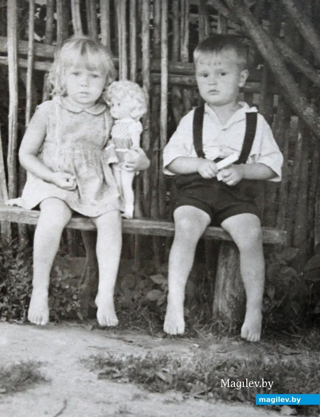 Деревня Рудицы Дрибинского района. Геннадий Бондарев у бабушки с внучкой соседей. Начало 1960-х.