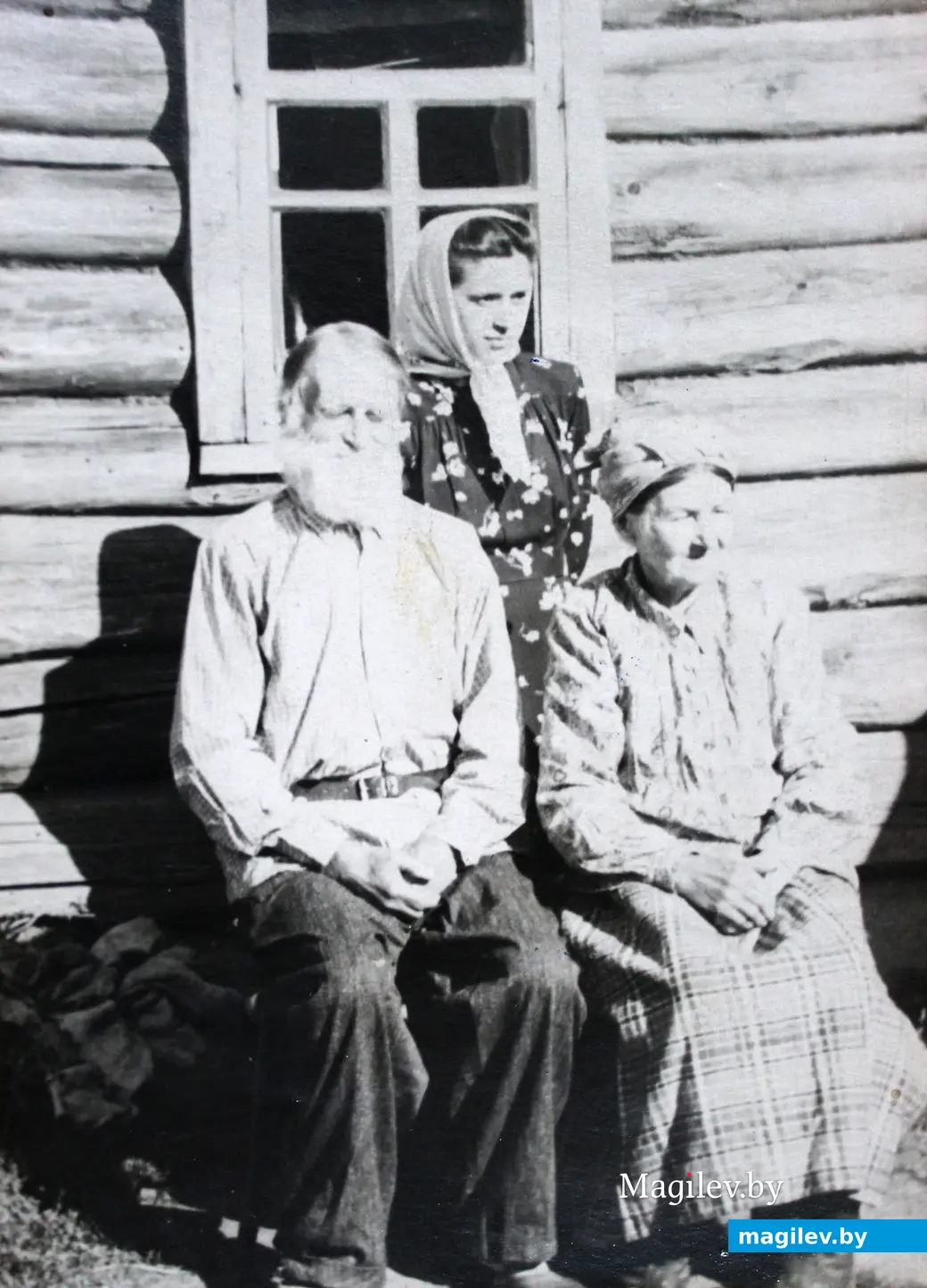 Мама, дедушка и бабушка Клавдии Сергеевны Бондаревой в девичестве Андреевой. Деревня Рудицы Дрибинского района. Фото из семейного архива.