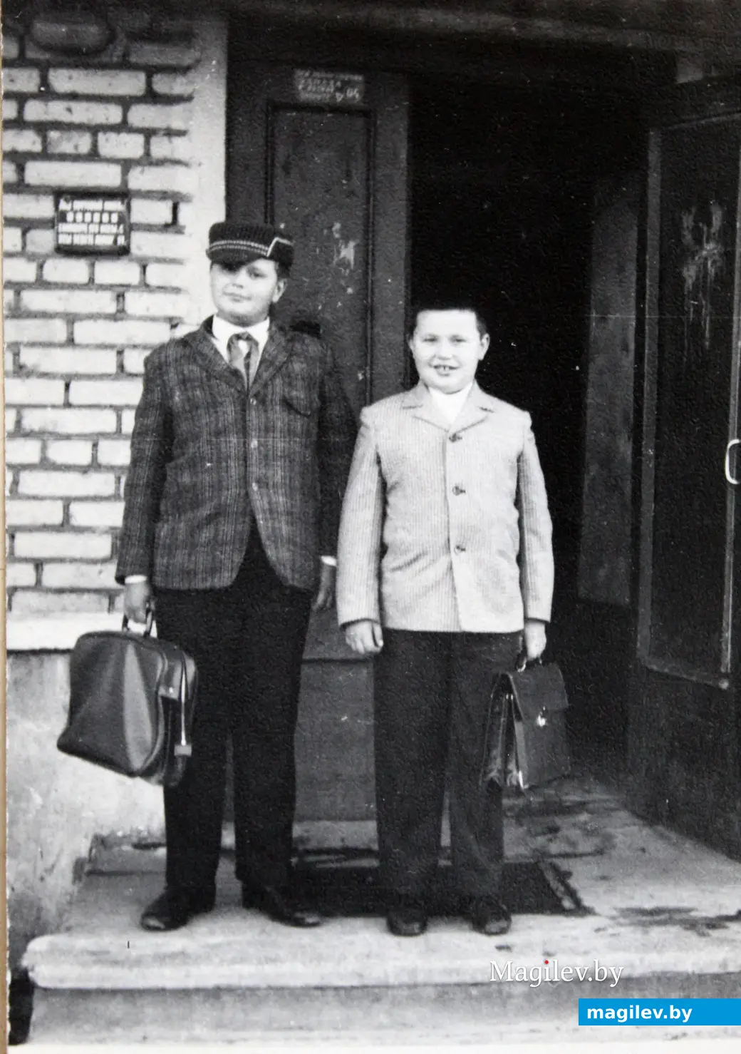 Могилев. Братья Геннадий и Михаил Бондаревы возле своего дома. Начало 70-х.