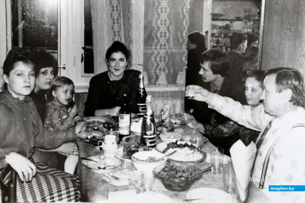 Могилев. Гостей в семье Бондаревых любили принимать. 1980-е годы.
