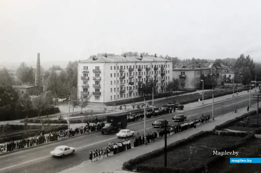 Могилев. Вид из окна дома №144 на улицу Челюскинцев. День приезда в Могилев Петра Машерова. 1970-е годы.