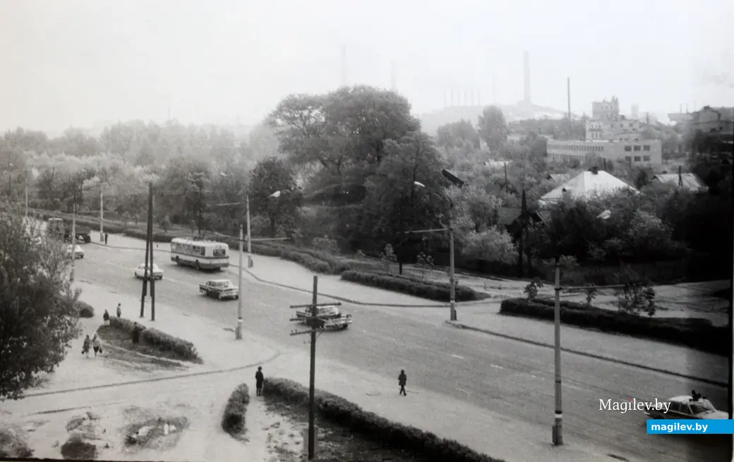 Могилев. Вид из окна дома №144 на улицу Челюскинцев. День приезда в Могилев Петра Машерова. 1970-е годы.