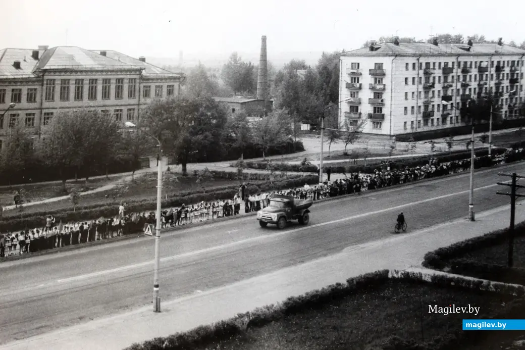 Могилев. Вид из окна дома №144 на улицу Челюскинцев. День приезда в Могилев Петра Машерова. 1970-е годы.
