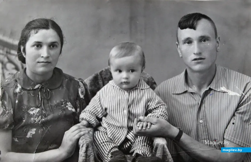 Могилев. Клавдия Сергеевна и Владимир Антонович с первым сыном Геннадием. Начало 1960-х.