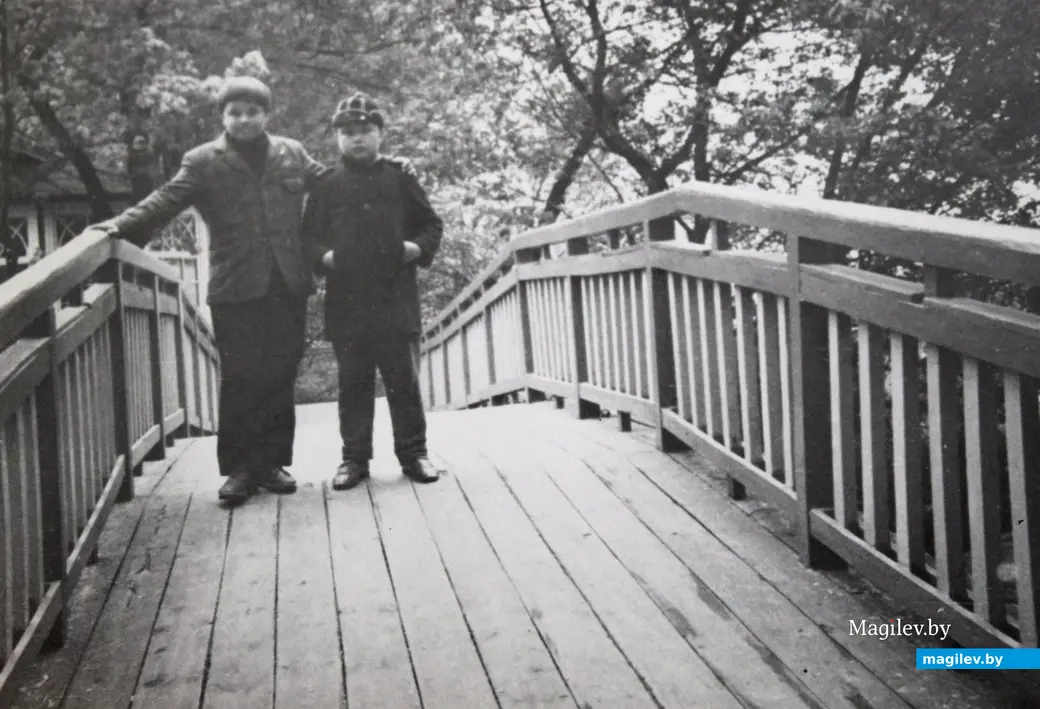 Могилев. Братья Геннадий и Михаил Бондаревы в парке Горького. Середина 1970-х.