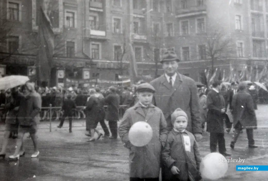 Могилев. Улица Первомайская. На параде с отцом: Владимир Антонович Бондарев с сыновьями Геннадием и Михаилом.