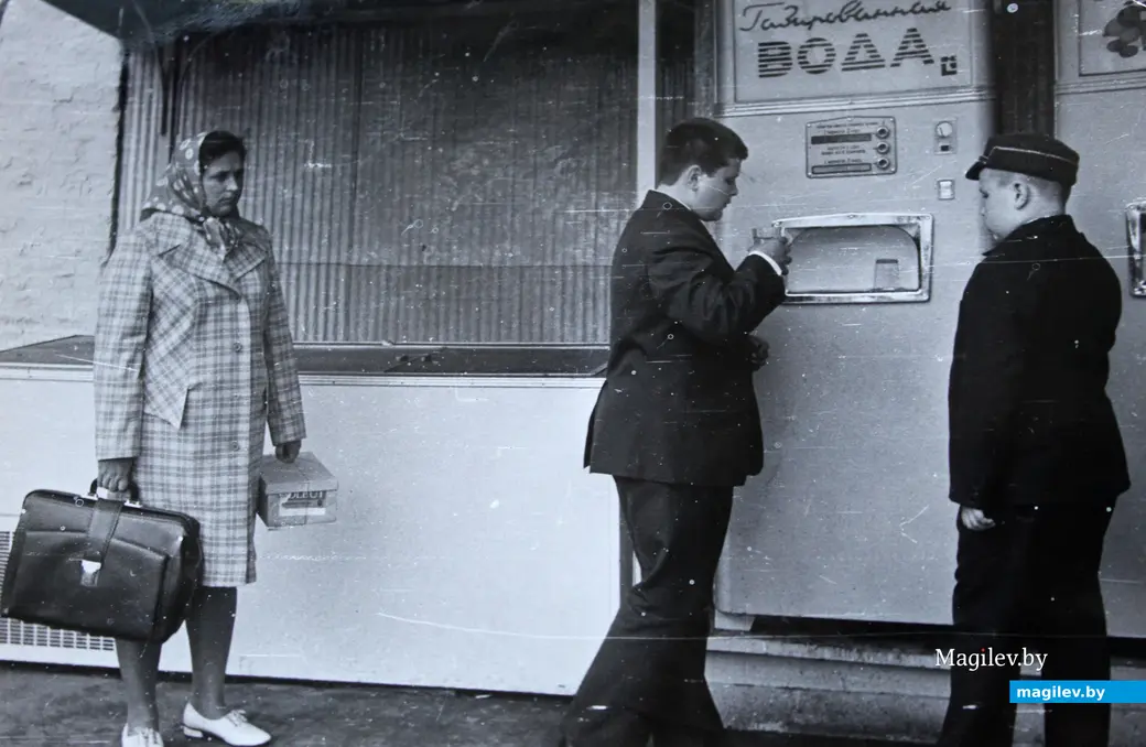 Могилев. На углу здания Центрального универмага Могилева. Клавдия Сергеевна с сыновьями. После покупок решили попить газировки. Конец 70-х.