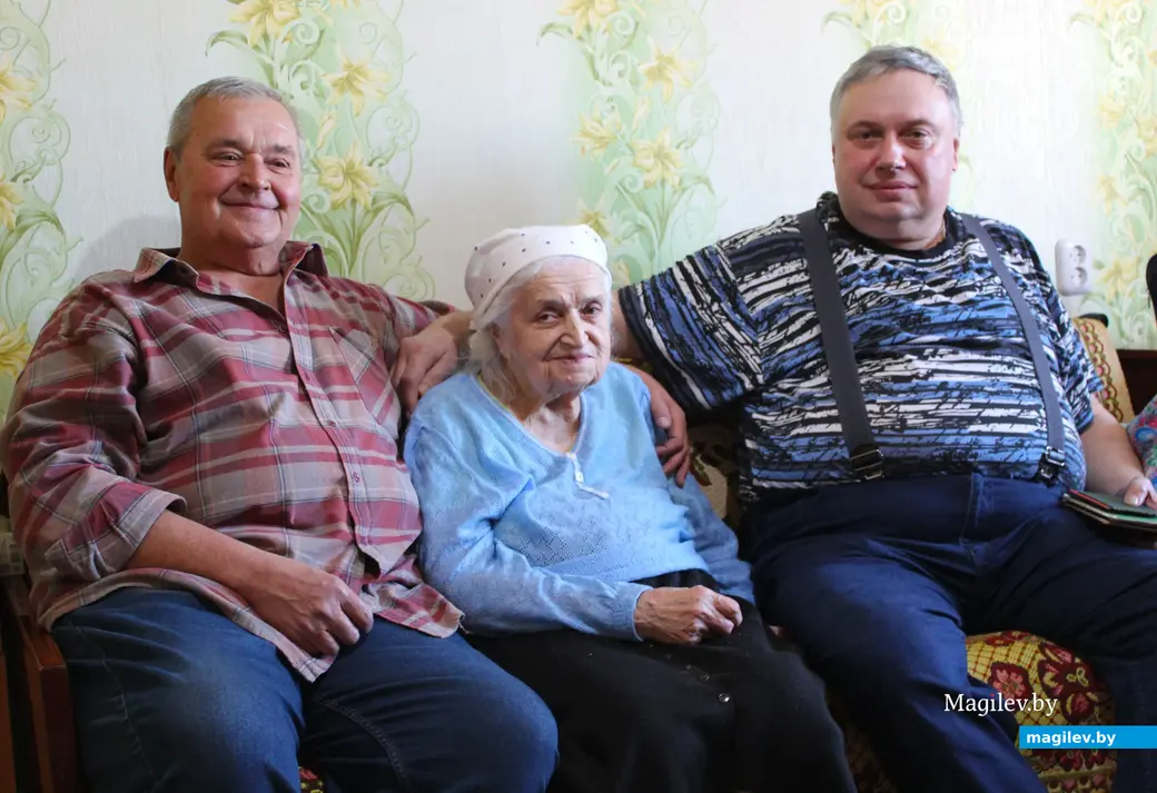 Апрель 2025 года. Могилев. Клавдия Сергеевна Бондарева с сыновьями Геннадием и Михаилом.