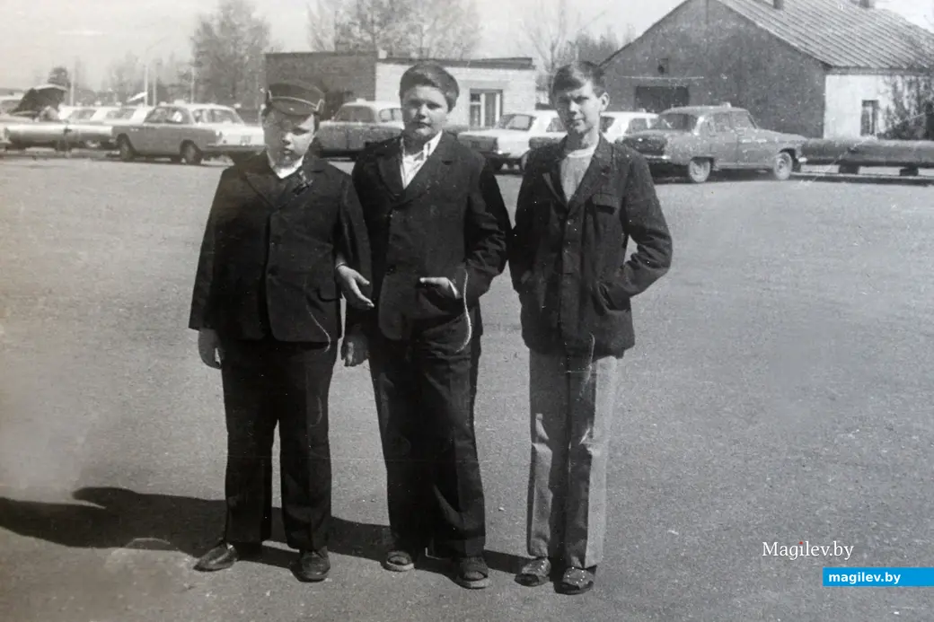 Могилев. Территория таксопарка. У отца на работе. Братья Бондаревы Геннадий и Михаил с другом. Начало 1970-х.