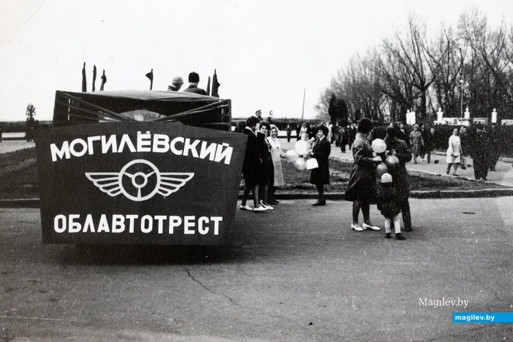 Могилев. Советская площадь (сейчас площадь Славы). Перед парадом. Фото Геннадия Бондарева. 1970-е годы.