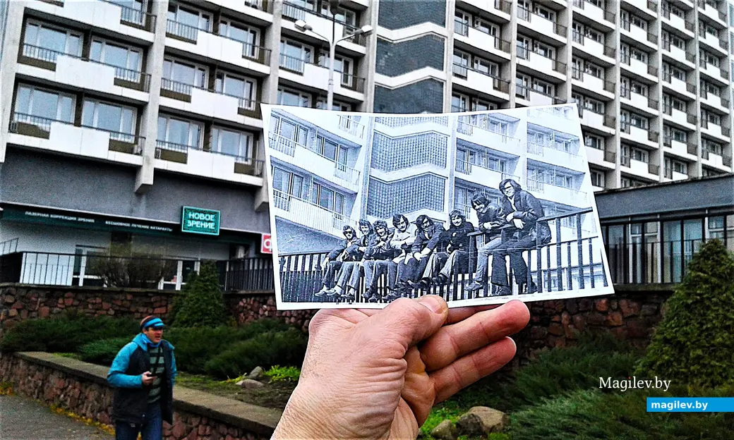 Откуда сведения, / Что мы ограду чуть не смяли? / Прошло полвека, все окей: /Ни планки не меняли.