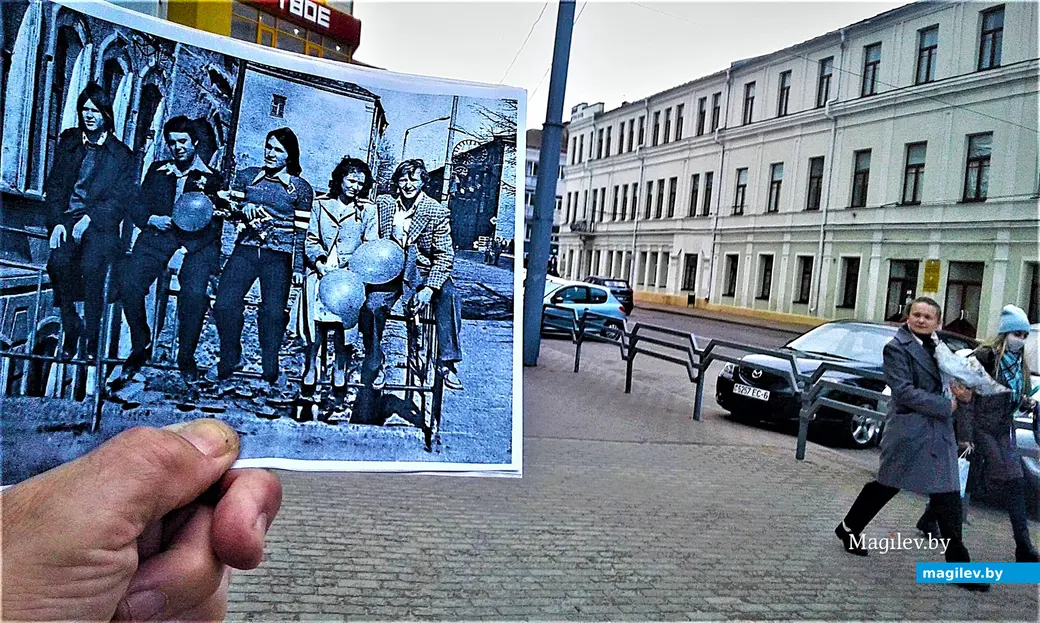 Любой прохожий,/ Даже в маске,/Подумает:/Вот эти – жили в сказке!