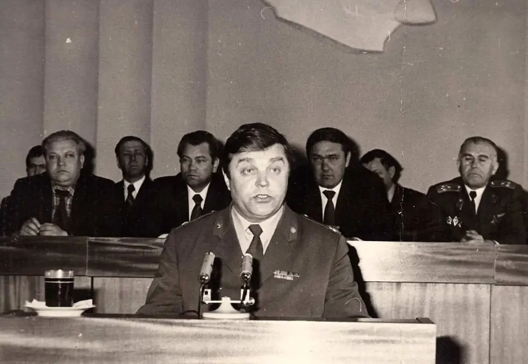 Выступает первый начальник УВД Бобруйского горисполкома Казусёнок А.М. 1981 год.. Фото: Группа