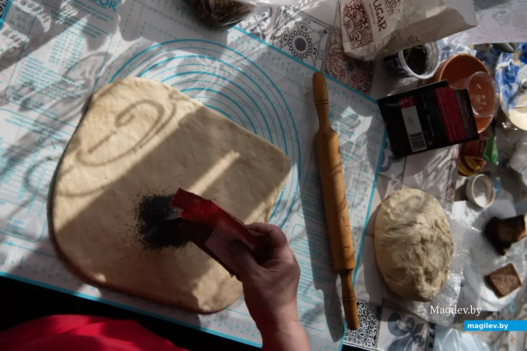 19 апреля 2025 года, Бобруйский район, деревня Брожа..Великая деревенская суббота. Алла Николаевна готовит пасхальные куличи по старому рецепту, который передала ей