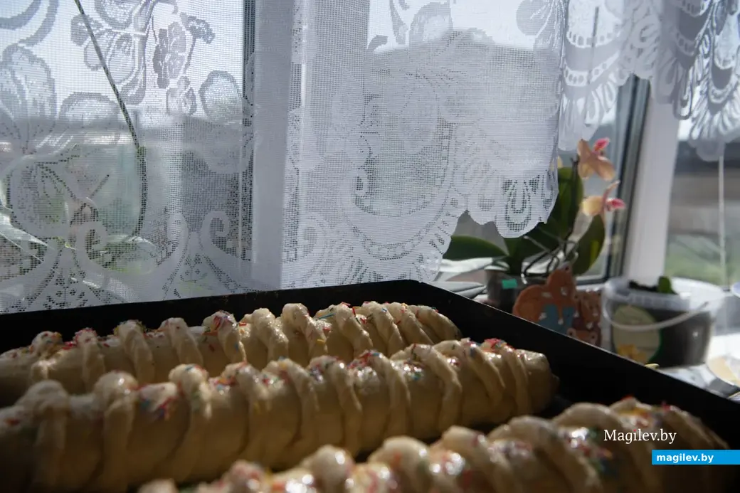 19 апреля 2025 года, Бобруйский район, деревня Брожа..Великая деревенская суббота. Алла Николаевна готовит пасхальные куличи по старому рецепту, который передала ей