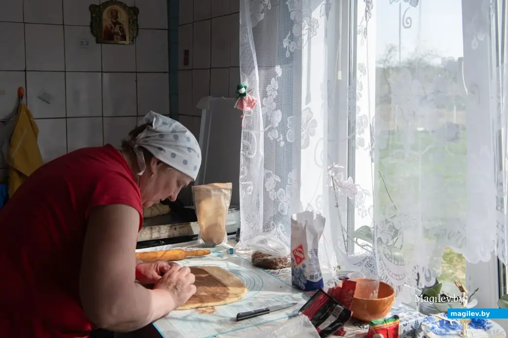 19 апреля 2025 года, Бобруйский район, деревня Брожа..Великая деревенская суббота. Алла Николаевна готовит пасхальные куличи по старому рецепту, который передала ей