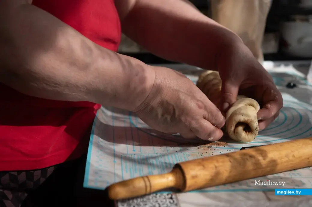 19 апреля 2025 года, Бобруйский район, деревня Брожа..Великая деревенская суббота. Алла Николаевна готовит пасхальные куличи по старому рецепту, который передала ей