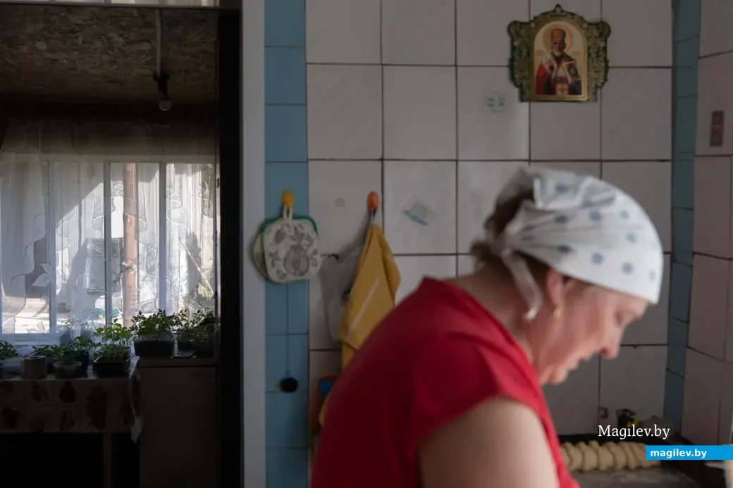 19 апреля 2025 года, Бобруйский район, деревня Брожа..Великая деревенская суббота. Алла Николаевна готовит пасхальные куличи по старому рецепту, который передала ей