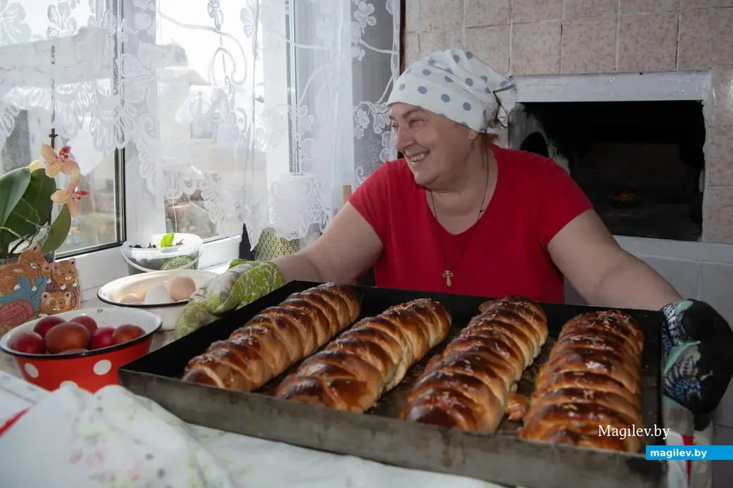 19 апреля 2025 года, Бобруйский район, деревня Брожа..Великая деревенская суббота. Алла Николаевна готовит пасхальные куличи по старому рецепту, который передала ей