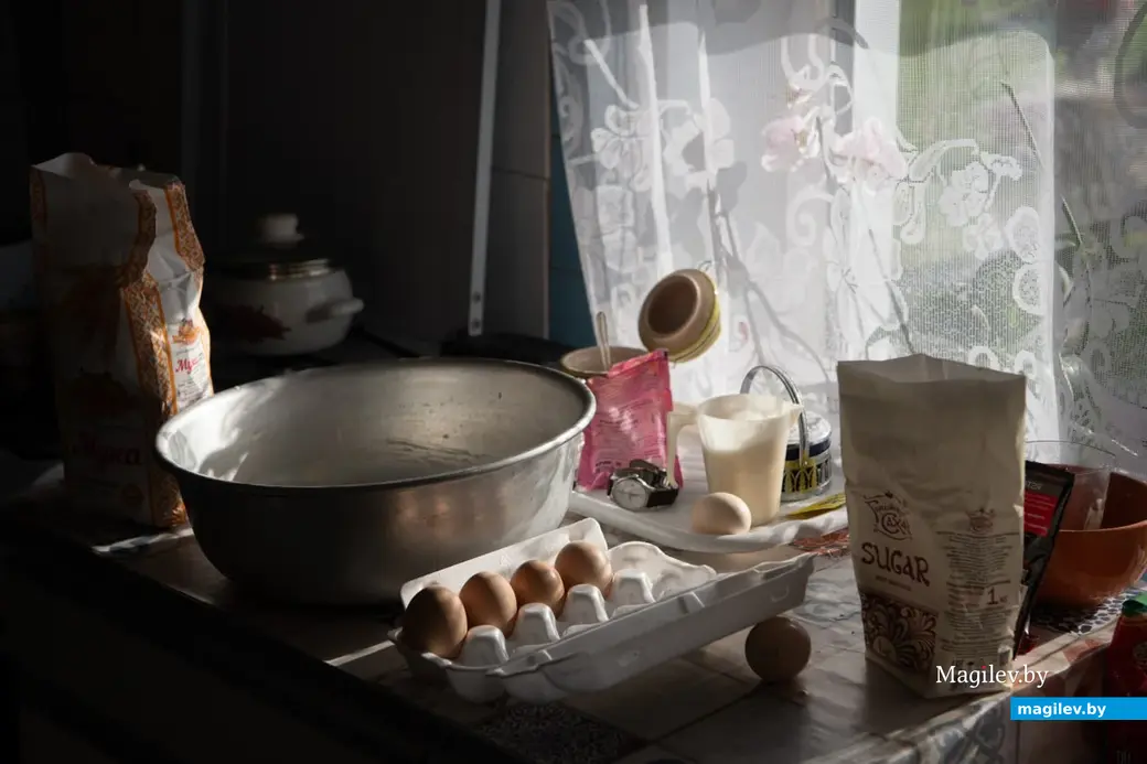 19 апреля 2025 года, Бобруйский район, деревня Брожа..Великая деревенская суббота. Алла Николаевна готовит пасхальные куличи по старому рецепту, который передала ей