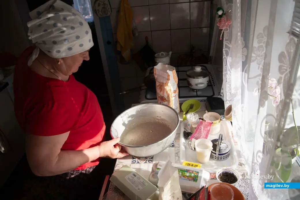 19 апреля 2025 года, Бобруйский район, деревня Брожа..Великая деревенская суббота. Алла Николаевна готовит пасхальные куличи по старому рецепту, который передала ей