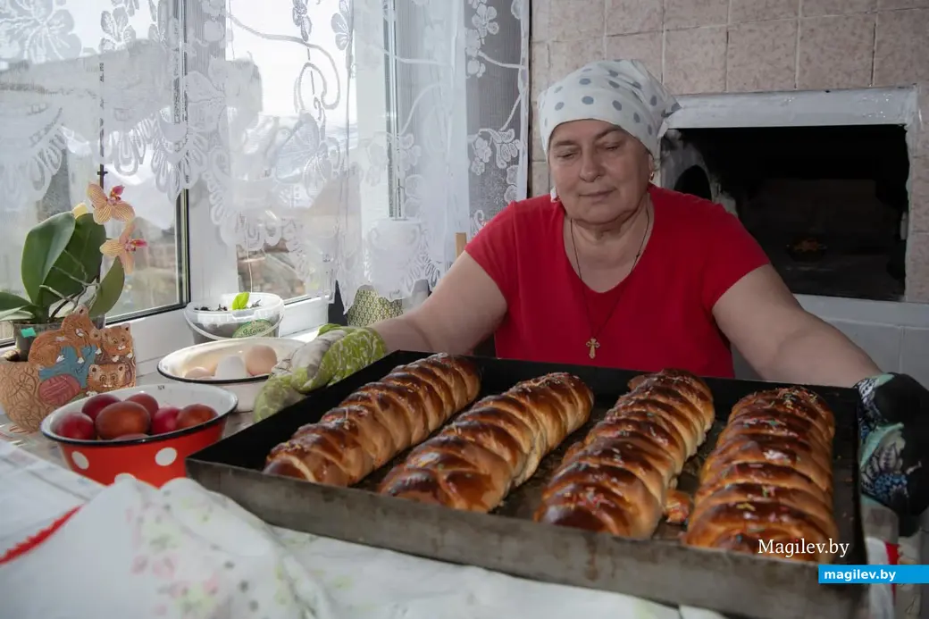 19 апреля 2025 года, Бобруйский район, деревня Брожа..Великая деревенская суббота. Алла Николаевна готовит пасхальные куличи по старому рецепту, который передала ей