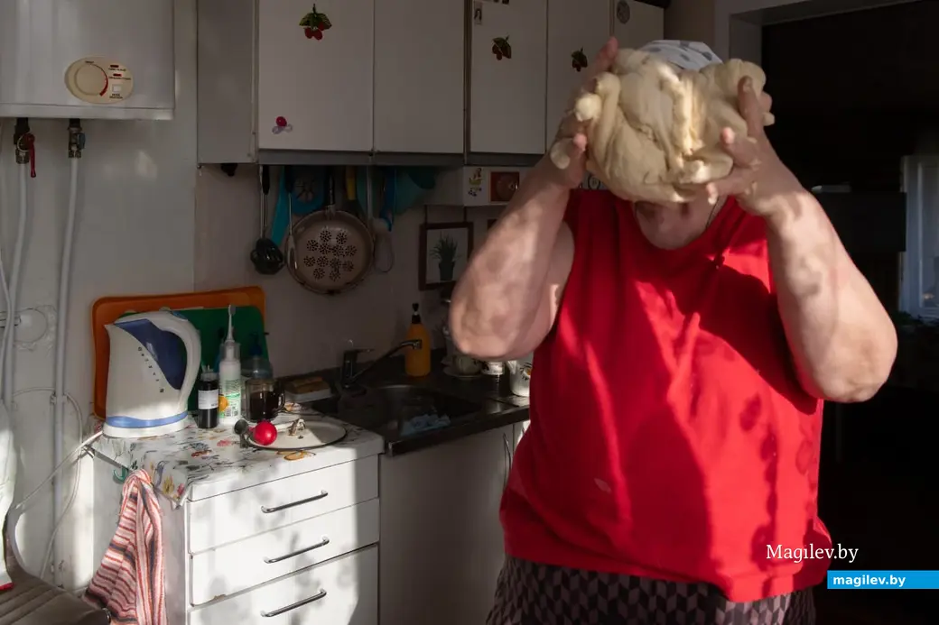 19 апреля 2025 года, Бобруйский район, деревня Брожа..Великая деревенская суббота. Алла Николаевна готовит пасхальные куличи по старому рецепту, который передала ей