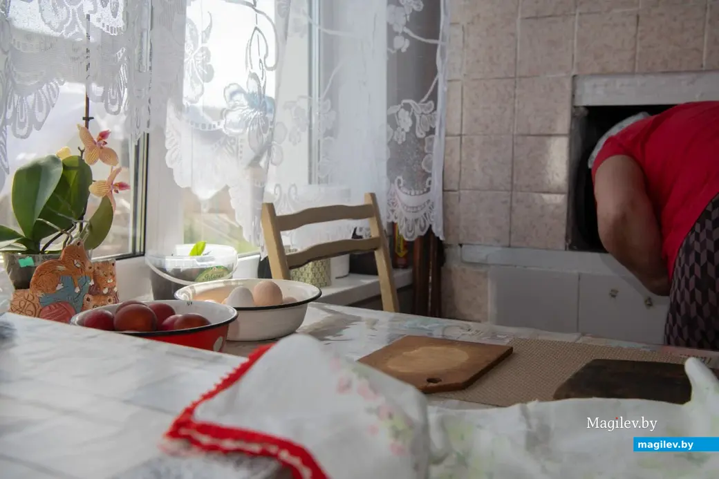 19 апреля 2025 года, Бобруйский район, деревня Брожа..Великая деревенская суббота. Алла Николаевна готовит пасхальные куличи по старому рецепту, который передала ей