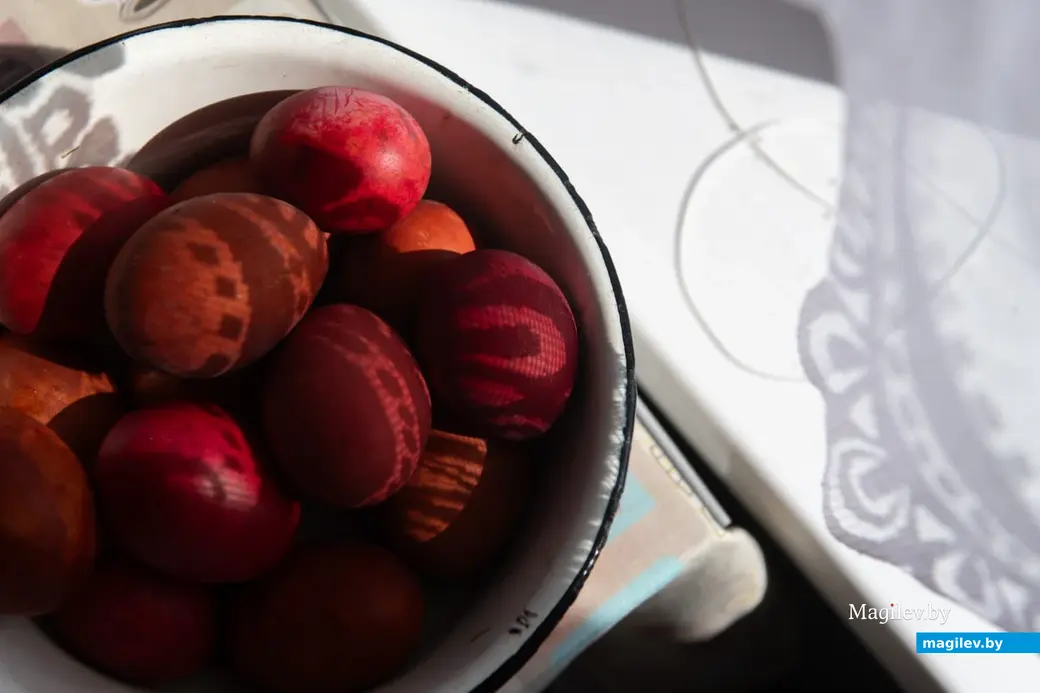 19 апреля 2025 года, Бобруйский район, деревня Брожа..Великая деревенская суббота. Алла Николаевна готовит пасхальные куличи по старому рецепту, который передала ей