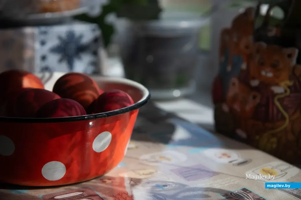 19 апреля 2025 года, Бобруйский район, деревня Брожа..Великая деревенская суббота. Алла Николаевна готовит пасхальные куличи по старому рецепту, который передала ей