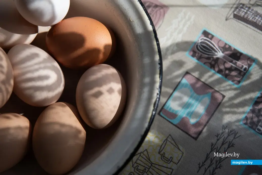 19 апреля 2025 года, Бобруйский район, деревня Брожа..Великая деревенская суббота. Алла Николаевна готовит пасхальные куличи по старому рецепту, который передала ей